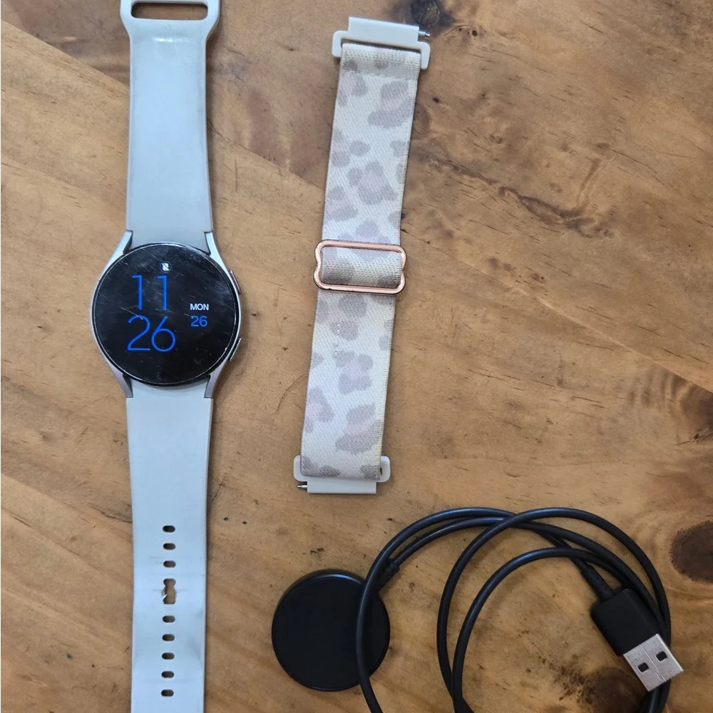 Samsung Silver/White Smartwatch with Extra Beige Leopard Sport Band